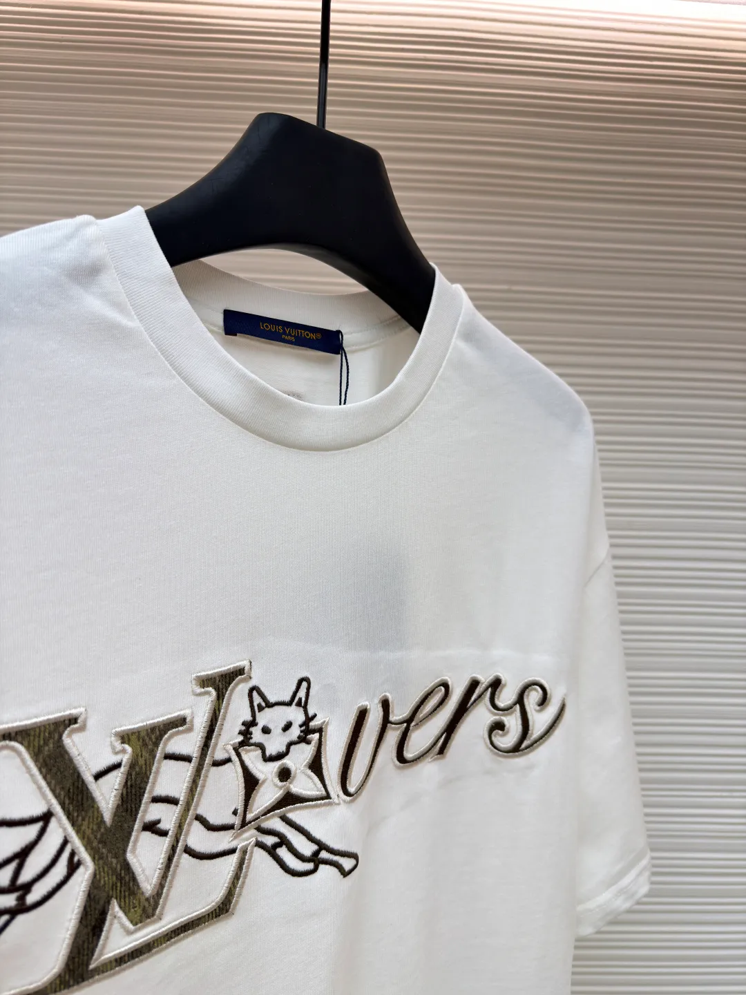 LOUIS VUITTON Fox Logo Embroidered Short Sleeve ●Original version: 9800 purchase and development ●Item number: 1681633-A15 ●Fabric: cotton fabric ●Technology: embroidery production ●Color: white ●Version: Fitted version ●Weight: about 270 grams ●Size: S-M-L-XL ●Description: This Louis Vuitton LV Fox SS Crewneck T-shirt is made of high-quality pure cotton fabric, with a soft, delicate feel and good breathability. The round neck design is simple and elegant, making it comfortable and natural to wear. The brand logo and fox pattern on the chest are made of exquisite embroidery technology, with a strong three-dimensional effect and exquisite details. The body of the garment adopts flat-turn open-stitching technology, the stitching is even and neat, and the lines are clear and smooth. The ribbed design on the hem and cuffs is both windproof and warm and can modify your figure. The entire T-shirt embodies Louis Vuitton's ultimate pursuit of quality and craftsmanship from fabric selection, tailoring to detail processing. It not only retains the elegant style of classic items, but also incorporates modern design language, making it suitable for various occasions and showing a low-key and luxurious fashion attitude. The overall wiring is straight and delicate, the fabric is comfortable and soft, and the color is consistent without color difference. It can be matched with the same style to create a fashionable look and control various occasions. Customized accessories, complete with three standards, same style for men and women!
